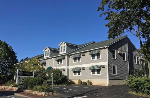 Ogunquit Apartment | steps to restaurants, walk to beach