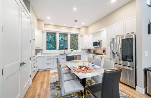 Hidden Valley House | Steps to Ski Slopes! Luxury Home Sleeps 22 w/Hot Tub, Game Room & Amazing Views