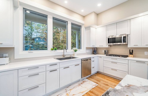 Hidden Valley House | Steps to Ski Slopes! Luxury Home Sleeps 22 w/Hot Tub, Game Room & Amazing Views