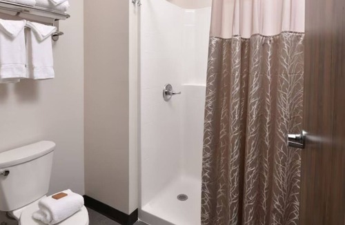 Broken Arrow Hotel | Stoney Creek, Deluxe 2 Queen, Heated indoor/outdoor pool! Parking