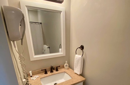 Leitchfield Apartment | Strawberry Mini Room 🚭 @ Twin Lakes Creamery