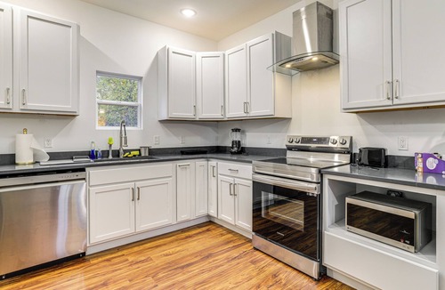 Joplin House | Stroll to Main St Eats! Pet-Friendly Joplin Escape