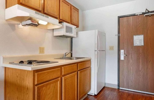 Sharonville Apartment | Studio 6 Sharonville|Cozy ADA Full Bed,Tub,Nsmk|Kitchen