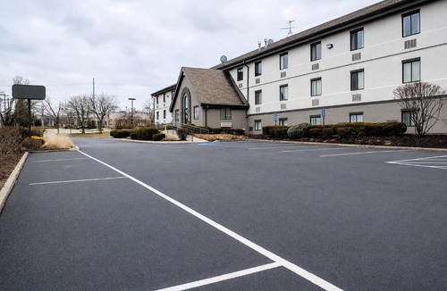 Springdale Hotel | Studio Lodge - Cincinnati - Springdale