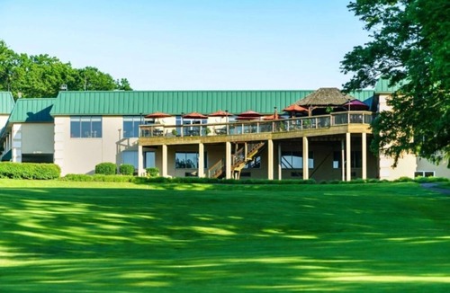 Cheat Lake Apartment | Studio w Indoor Pool, BBQ Area & Spa at Lakeview Golf Resort