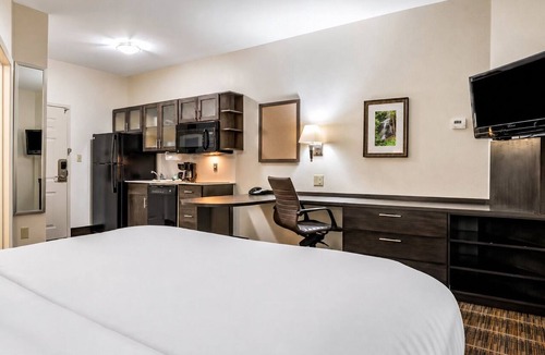 Denham Springs Hotel | Studio w/Kitchenette Near Antique Village & South Park Splash Pad