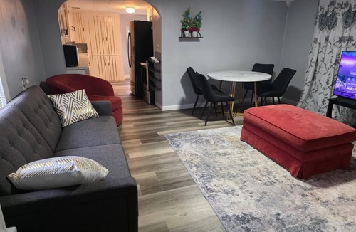 Downtown House | Stunning 2-bedroom Unit in Desirable Downtown Manchester