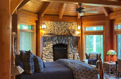 Alton House | Stunning 5 BR Lakefront Home with Private Gym & Boat House