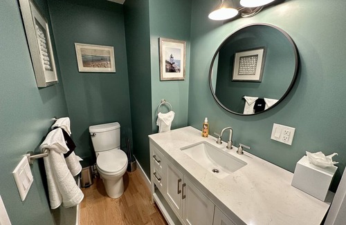 Yachting Village Hotel | Stunning downtown Newport RI vibes in this stunning renovated 2BR apartment off Historic Thames Street! 2 queen beds + pull-out sofa (sleeps 6), full stocked kitchen, private deck entry, AC, 2 TVs, off-street parking. Steps to dining, wharfs. Enjoy!