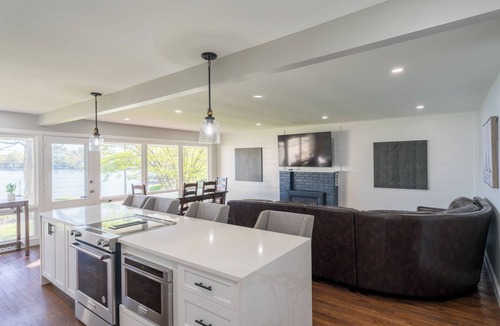 Columbia House | Stunning Lakeside Retreat
