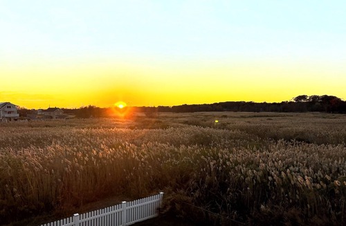 Milford House | Stunning Sunsets & Coastal Charm in Milford!