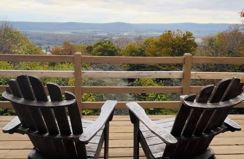 Old Timberline House | Stunning View, Hot Tub, Firepit, Walk to Dolly S,Pet, EV Charger, Secluded