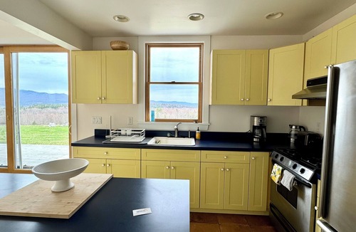 Troy House | Stunning Views 20 Mins to Jay Peak Cozy 2 BR With WiFi