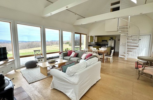 Troy House | Stunning Views 20 Mins to Jay Peak Cozy 2 BR With WiFi