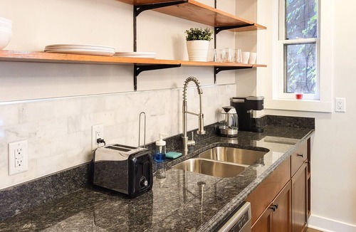 Mill River Apartment | Stylish 2-bed 1-bath right by Wooster Square - Parking and laundry room included