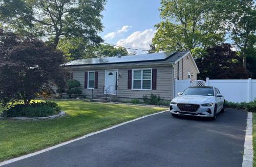 North Patchogue House | Stylish 3 BR Entire Home NearTown & Beach with Pool Table & King Bed