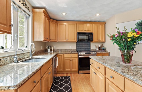 Wakefield House | Stylish 4-bedroom house, dedicated office, master suite in a cul-de-sac