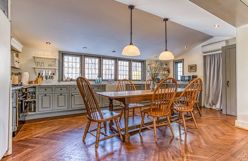Stockbridge House | Stylish 5 bed/5 bath Hilltop Manor + Cottage - EV charger - Amazing location!