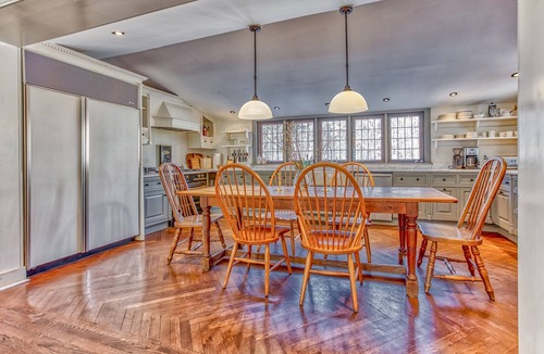 Stockbridge House | Stylish 5 bed/5 bath Hilltop Manor + Cottage - EV charger - Amazing location!