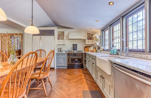 Stockbridge House | Stylish 5 bed/5 bath Hilltop Manor + Cottage - EV charger - Amazing location!