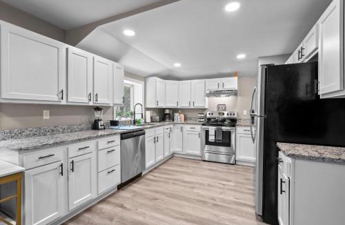 Westside Norwich House | Stylish, 5 Queen Beds, 2 Mi To Mohegan