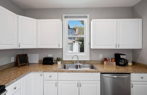 University District House | Stylish 5BRs Next to Expo Center & Near Stadium,2 Free parking