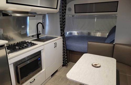 Kingston House | Stylish Airstream RV Near Lake Texoma with Deck and Woodland Trails