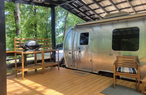 Kingston House | Stylish Airstream RV Near Lake Texoma with Deck and Woodland Trails