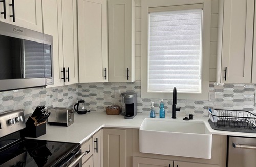 Sitka House | Stylish and peaceful, walkable to airport - 2 bed 1.5 bath cottage