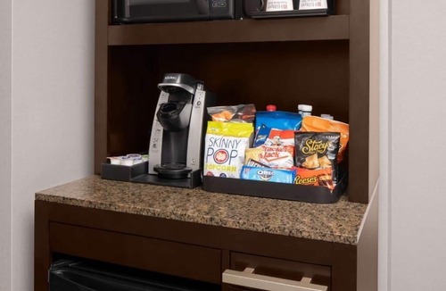 Bethesda Hotel | Stylish Bethesda Room Pet Friendly With Access To NIH And DC