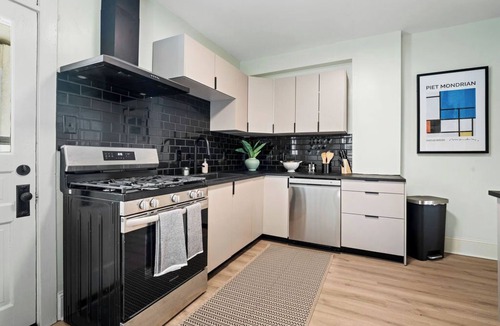 Clintonville House | Stylish & Cozy 2BR w/Office + Fenced Yard