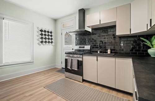Clintonville House | Stylish & Cozy 2BR w/Office + Fenced Yard