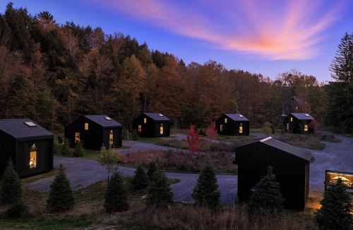 Brownsville Cabin | Stylish Designer Loft And Adventure Hub With EV Charger Near Woodstock & Okemo