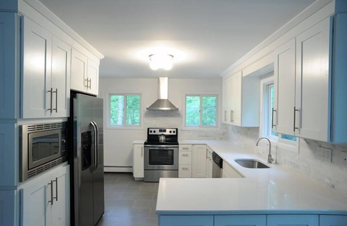 Northwest Harbor House | Stylish East Hampton Escape! Close to Village/Beach, Modern kitchen, Heated pool