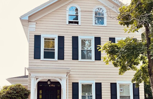 Wakefield Condo | Stylish home next to train to Boston, near Salem