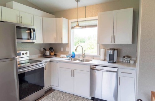Palmer Bed & Breakfast | Stylish Palmer Studio Cozy, Walkable, Mt. Views!