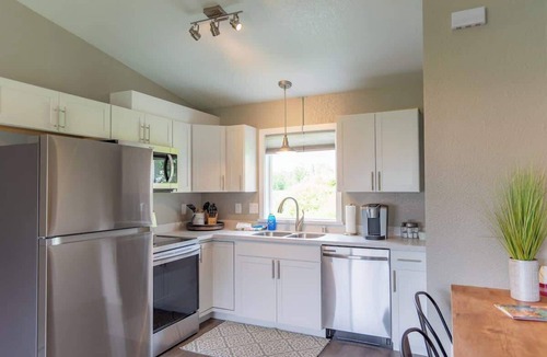 Palmer Bed & Breakfast | Stylish Palmer Studio Cozy, Walkable, Mt. Views!
