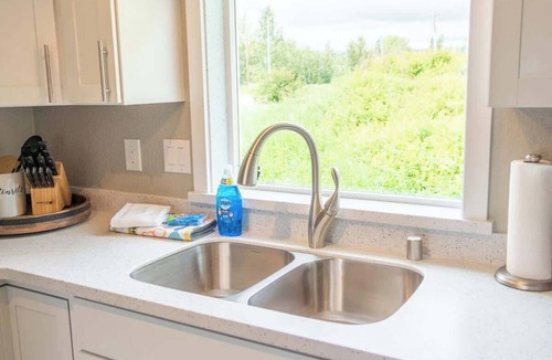 Palmer Bed & Breakfast | Stylish Palmer Studio Cozy, Walkable, Mt. Views!