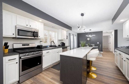 Urbancrest House | Stylish Sanctuary in Grove City