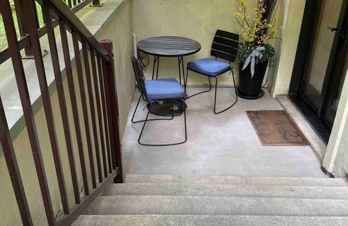 Bethesda House | Stylish Spacious Greentree Apartment