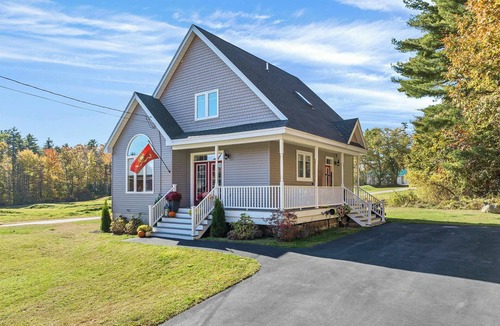 Center Tuftonboro House | Stylish Tuftonboro Neck Retreat | Walk to Lake Winnipesaukee