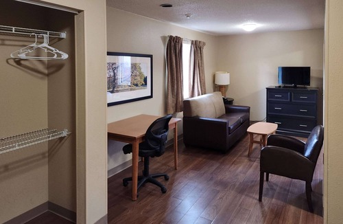 Summit Station Hotel | Suburban Studios Columbus East