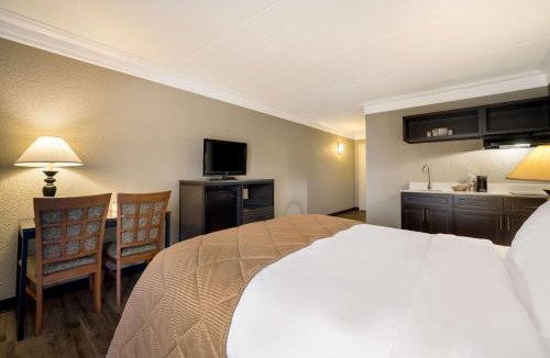 Lindbergh Lawns Hotel | Suburban Studios Syracuse Fairgrounds