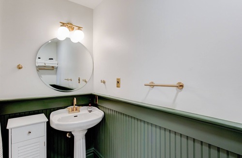 Springville Hotel | Suite 2 | Historic Art City Inn