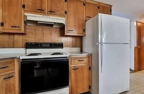Newbury Cottage | Summer Fun for the whole family! 4-bed off Northern Blvd. Short walk to beach.