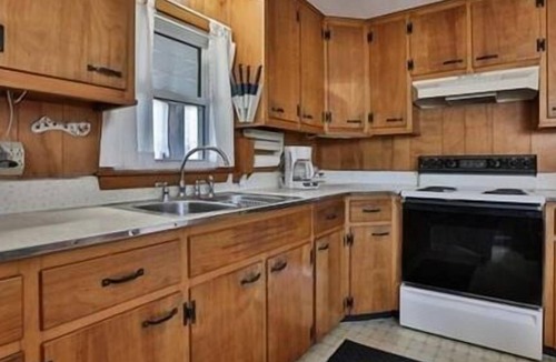 Newbury Cottage | Summer Fun for the whole family! 4-bed off Northern Blvd. Short walk to beach.
