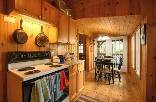 South Casco Cottage | SUMMER SPECIAL Vintage cottage w/beautiful mountain views across Sebago Lake