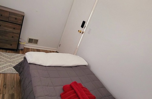 Hillandale House | Sunlight floor apartment with parking near Washington DC