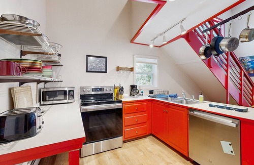 Bar Harbor House | Sunlit cottage next to Acadia - sparkling full kitchen - 1 mile to downtown