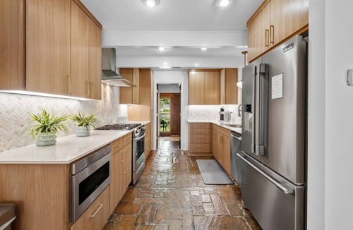 Downtown House | Sunny Chalet - 1 block to Bentonville DT-Sleeps 10